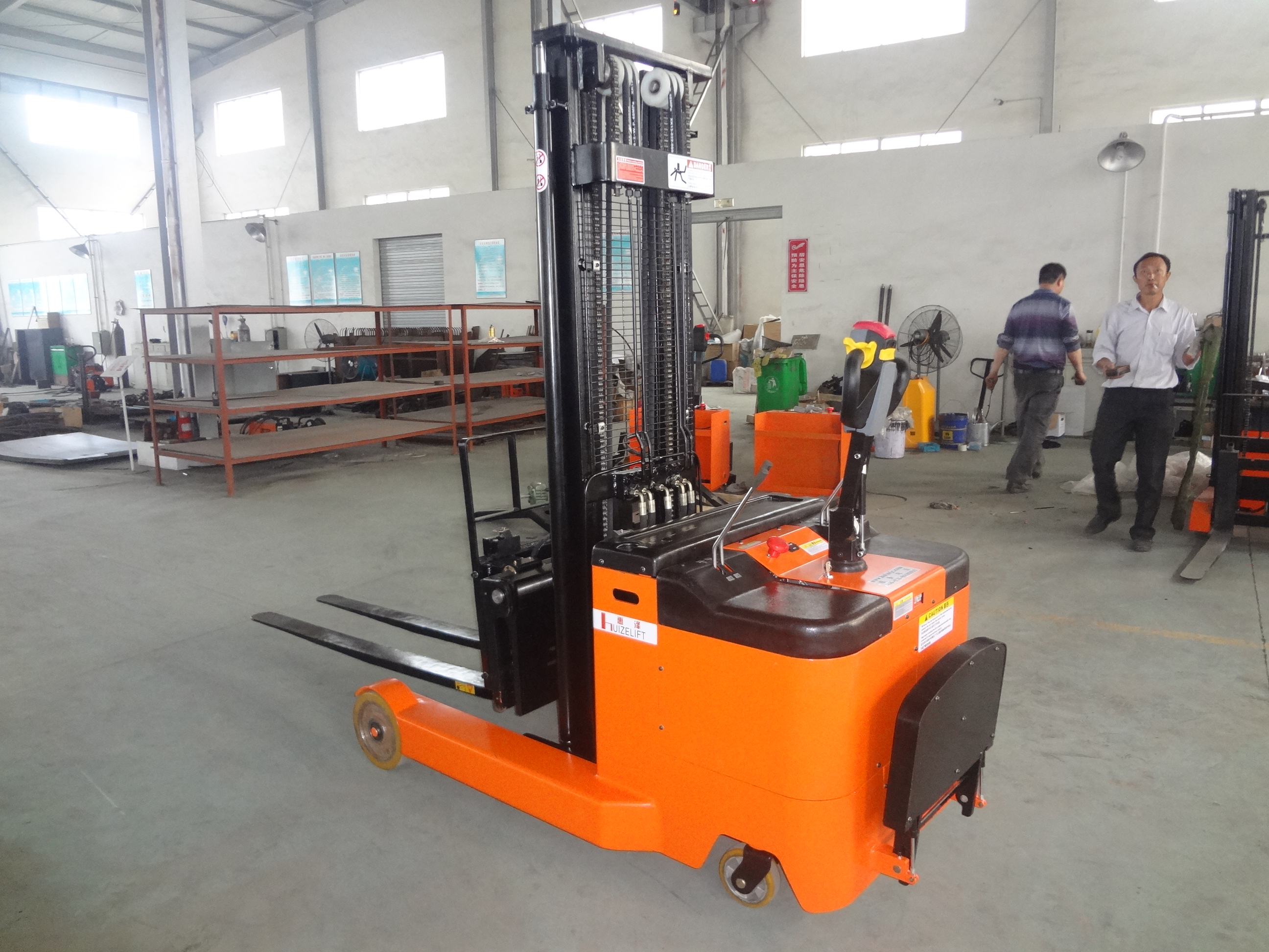 全電動前移堆高車 (2) 全電動前移堆高車 (2)